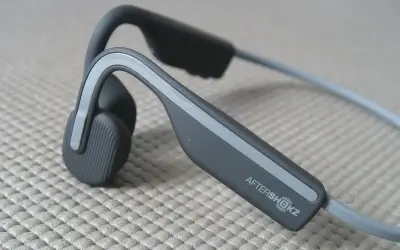 Słuchawki AfterShokz, idealne do jazdy na rowerze, bo słyszysz otoczenie.