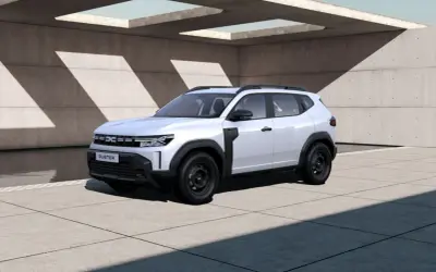 Dacia Duster blanc, prêt pour l'aventure. Vérifiez la pression pneu Duster pour une conduite optimale.