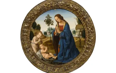 Ein Tondo-Kunstwerk zeigt Maria mit betenden Händen, das Jesuskind und Johannes den Täufer in einer ländlichen Szene.