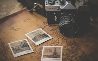 Zenit-E, zdjęcia z podróży i stara mapa – to wszystko przywołuje historię aparatu fotograficznego i wspomnienia z dalekich wypraw.