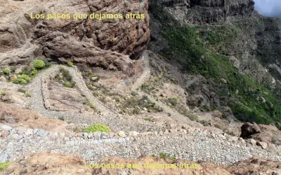 Senderos empedrados serpentean por las laderas rocosas de Gran Canaria, evocando los antiguos caminos reales.