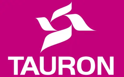 Logo Tauron na fuksjowym tle. Biały symbol przypomina ptaka lub płomień. Pod nim napis "TAURON". Idealne do wyboru taryfy g12w Tauron.