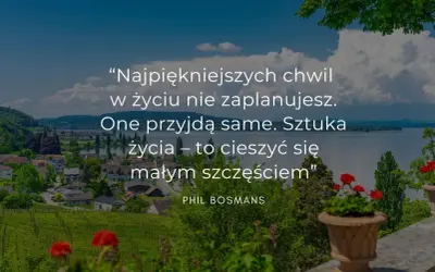 Piękny krajobraz z jeziorem i miasteczkiem. Cytaty o życiu przypominają, by cieszyć się chwilą i małym szczęściem.