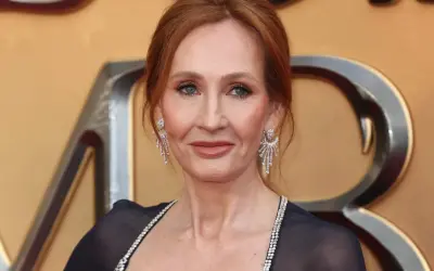 J.K. Rowling, autorka, która napisała Harry'ego Pottera, w eleganckiej sukni i błyszczących kolczykach.