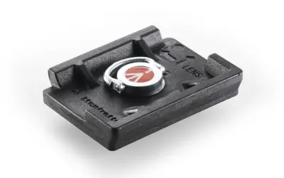Czarna płytka z mocowaniem rc2 i oznaczeniem "LENS". Posiada metalowy gwint i logo Manfrotto.