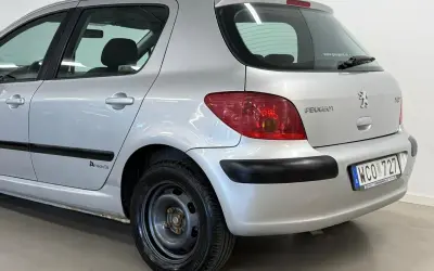 Silver Peugeot 307, bakifrån. Vanliga fel kan inkludera rost, men denna verkar vara i gott skick.