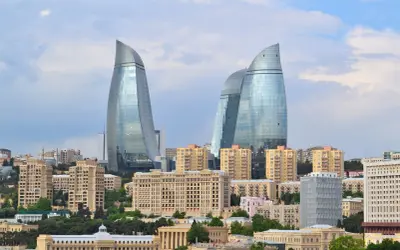 Nowoczesne wieżowce w Baku, stolicy Azerbejdżanu. Ceny nieruchomości w tym dynamicznie rozwijającym się mieście są wysokie.