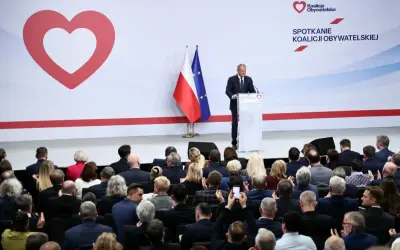 Spotkanie Koalicji Obywatelskiej. Donald Tusk przemawia do zgromadzonej publiczności, która stanowi twardy elektorat partii.