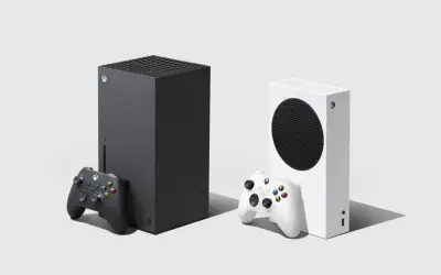 Dwie konsole Xbox, czarna seria X i biała seria S, z kontrolerami.