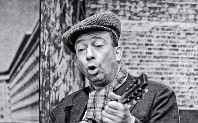 Stanisław Grzesiuk śpiewa, grając na mandolinie. Jego charakterystyczne utwory niosą echo warszawskiej Pragi.
