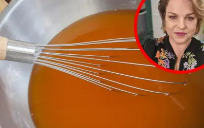 Mieszanie płynu w misce, który ma gęstnieć jak galaretka. W tle uśmiechnięta kobieta w kolorowej bluzce.