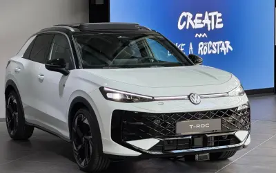Biały Volkswagen T-Roc 2025 z czarnym dachem i felgami, gotowy, by stworzyć wrażenie jak rockstar.
