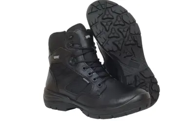 Par de botas negras Magnum, con cordones y suela de goma antideslizante. Perfectas para cualquier aventura.