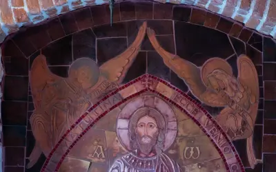 Aniołowie z symbolami Ewangelistów otaczają Jezusa. W tle słychać pieśń z psalm 150.