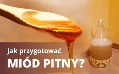 Gęsta, złocista brzeczka miodowa spływa z łyżki. Obok fermentuje w balonie.