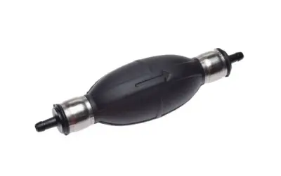 Amorcer une pompe à gasoil sans poire d'amorçage : cet accessoire en caoutchouc noir avec embouts métalliques est essentiel.