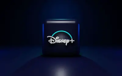 Ciemny sześcian z logo Disney+ w neonowym blasku. Idealny do wyboru **Disney Plus pakiety** dla całej rodziny.