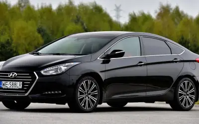 Czarny Hyundai i40 na tle zieleni. Poznaj jego dane techniczne i możliwości.