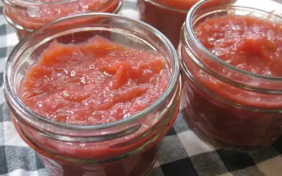 Fyra små glasburkar fyllda med hemgjord rabarbermarmelad. Perfekt för frukostmackan eller till desserten.