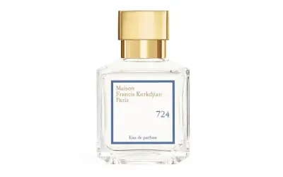 Elegancka butelka perfum Maison Francis Kurkdjian 724 z złotą nakrętką.