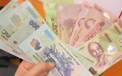W ręce trzymam plik banknotów. To waluta Wietnamu, w tym banknoty 500 000 i 10 000 dongów.