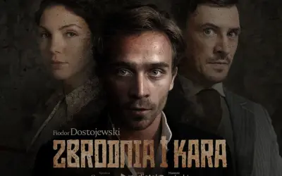 Trzech aktorów w mrocznej scenerii, z plamami krwi. W centrum młody mężczyzna, po bokach kobieta i drugi mężczyzna. Plakat do "Zbrodni i Kary" z Eudoksją Romanową.