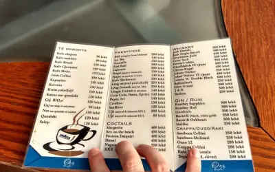 Menu z Albanii: ceny w restauracji. Kawa ekspres 90 lekë, koktajle od 400 lekë.