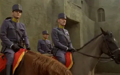Ufficiali a cavallo in uniforme, in attesa ai confini del forte, come nella trama de "Il deserto dei tartari".