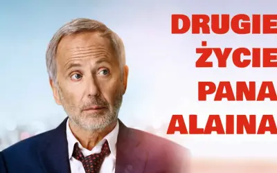 Pan Alain w garniturze, z siwymi włosami i zarostem, spogląda w bok. Obok widnieje napis "Drugie życie pana Alaina".