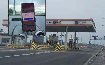 Telefon z aplikacją do opłat za autostradę A2 zamontowany w samochodzie przed bramkami e-TOLL.