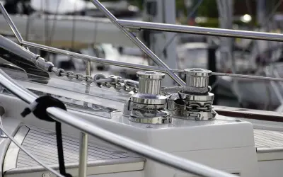 Deux winches chromés sur un bateau, prêts à hisser la chaîne de l'ancre. Le schema guindeau est bien visible.