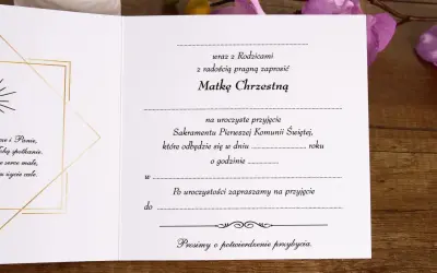 Zaproszenie na Komunię Świętą dla Matki Chrzestnej. Wzór zaproszenia pokazuje, jak pisać zaproszenie, z miejscem na datę i godzinę uroczystości.