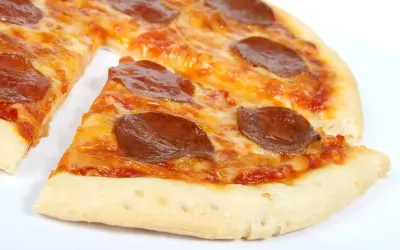 Pyszna pizza pepperoni, 32 cm średnicy. Zastanawiasz się, ile kcal ma pizza 32 cm? Ta wygląda na około 1500-2000 kcal.
