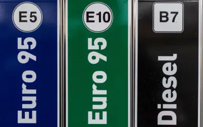 Trzy dystrybutory paliwa: Eurosuper 95 E5, Eurosuper 95 E10 i Diesel B7. Etylina E10 to nowsza opcja.