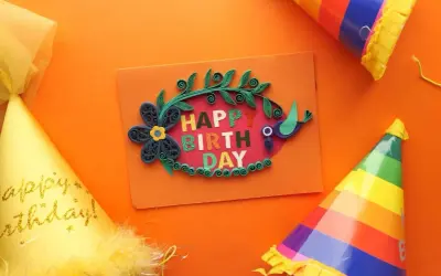 Urocza kartka z życzeniami "Happy Birthday" i kolorowe czapeczki. Idealne na przyjęcie i mądre życzenia dla dziecka.