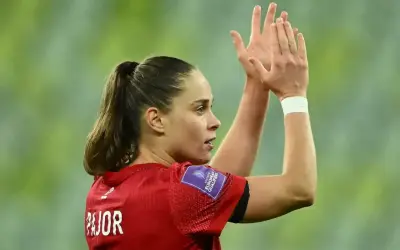 Piłkarka Ewa Pajor, z włosami spiętymi w kucyk, klaszcze w dłonie. Na jej ramieniu widnieje naszywka "Women's European Qualifiers".