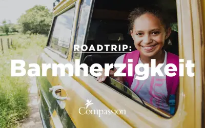 Ein lächelndes Mädchen im Auto, bereit für einen Roadtrip der Barmherzigkeit, inspiriert von Lukas 10, 25-37.