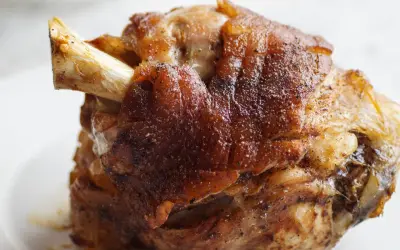 Chrupiąca golonka u świni, pieczona do perfekcji, z widoczną kością. Idealna na obiad.