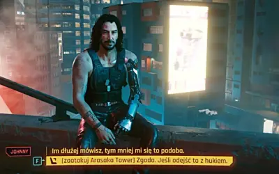 Johnny Silverhand na dachu, rozważający różne cyberpunk zakończenia. Miasto nocą, neonowe światła.
