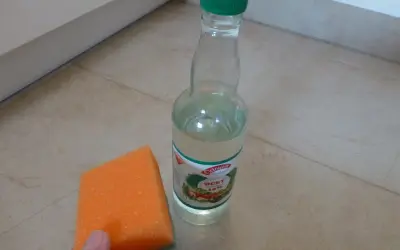 Pomarańczowa gąbka i butelka octu spirytusowego 10%. Użycie go zamiast winnego w surówkach może zepsuć smak.