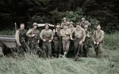 Żołnierze z filmu "Szeregowiec Ryan" w pełnym rynsztunku, gotowi do akcji.