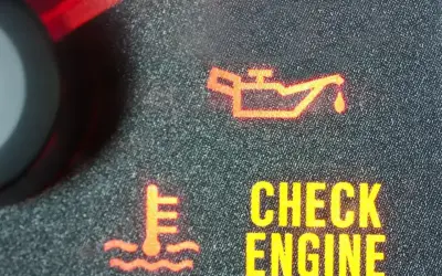 Czerwona kontrolka oleju i symbol silnika "CHECK ENGINE" świecą się na desce rozdzielczej.