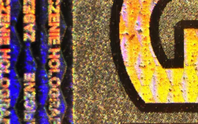 Widoczne hologramy i tekstury zdrapki, które stanowią jakie zabezpieczenia mają zdrapki, by ukryć wynik przed sprzedażą.