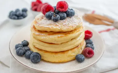 Puszyste pancakes z jagodami i malinami, idealne na zdrowe śniadanie. Ten przepis na zdrowe pancakes zachwyci każdego!