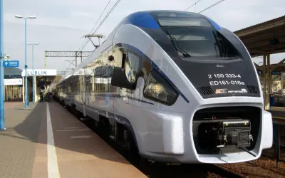 Nowoczesny pociąg PKP Intercity na stacji Lublin. Sprawdź warszawa lublin pkp intercity rozkład jazdy i podróżuj komfortowo.