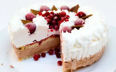 Deliziosa torta gelato a strati con panna montata, frutti di bosco e cioccolato. Perfetta per ogni occasione.