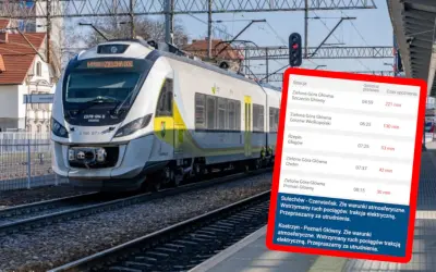Pociąg z Zielonej Góry Głównej na peronie. Na ekranie widać opóźnienia pociągów, w tym relacji do Szczecina.