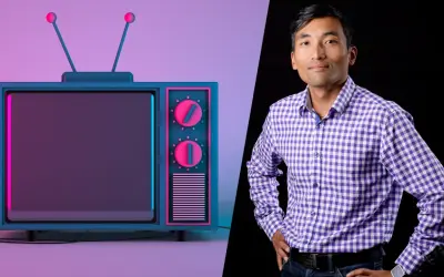 En man i lila rutig skjorta står bredvid en retro-TV, redo för binge watching.