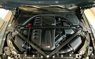 Silnik BMW M Power z widocznym systemem VANOS.