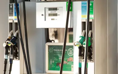 Dwa dystrybutory paliwa: jeden z napisem "diesel", drugi z "bezołowiowa 98". Wybór między diesel czy benzyna.